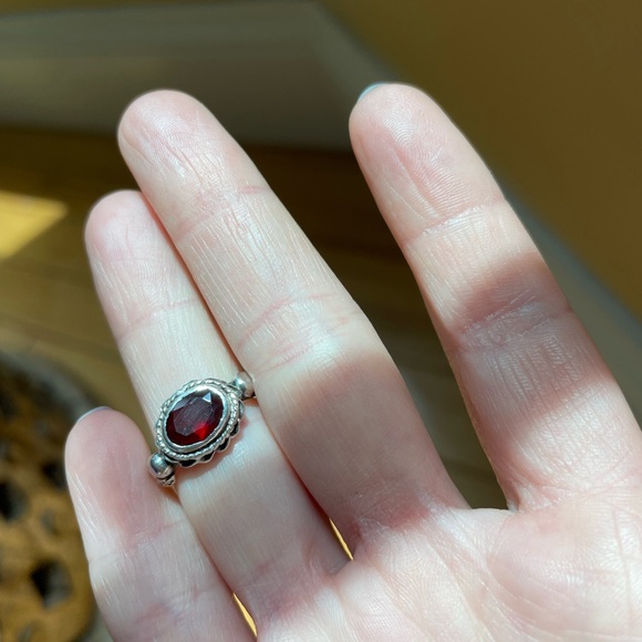 Vintage Sterling silver and garnet ring , size approx 4.5 - 5 - Picture 2 of 13